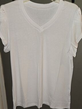 NWT-Women’s V-Neck White Short Sleeve Top